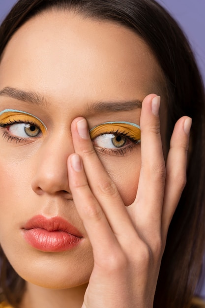 Cerrar mujer vistiendo maquillaje