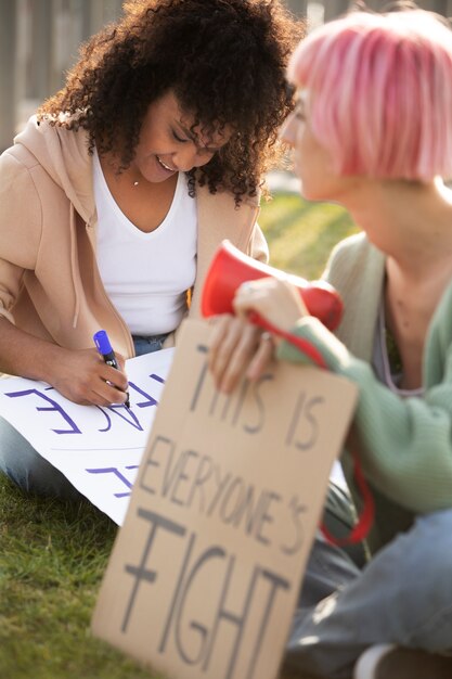 Cerrar mujeres al aire libre con pancartas