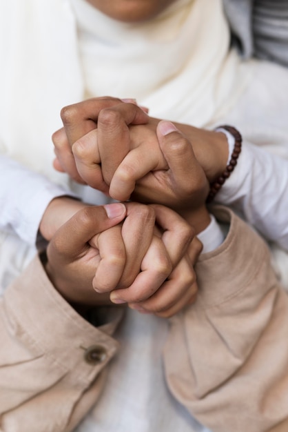 Foto gratuita cerrar las mujeres cogidos de la mano