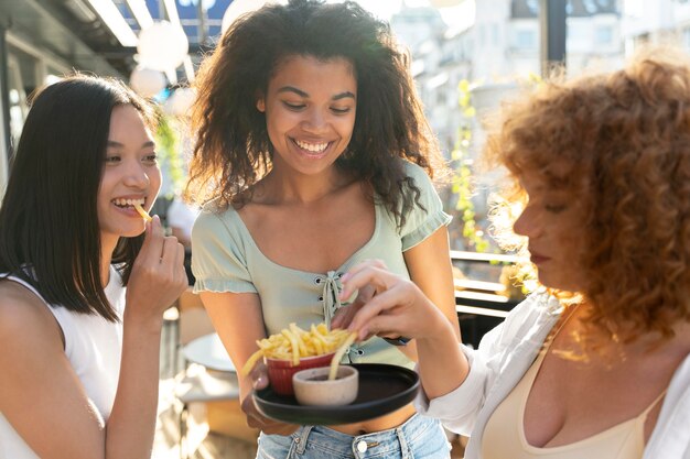 Cerrar mujeres comiendo juntas