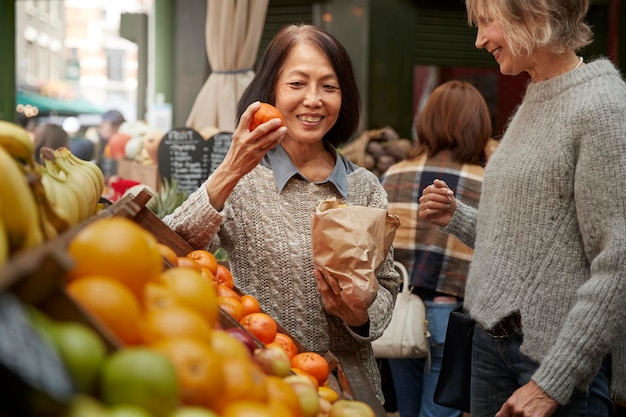 Foto gratuita cerrar mujeres de compras juntas