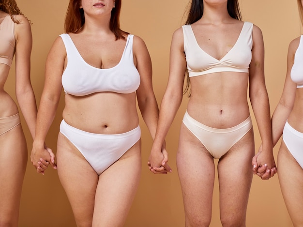 Foto gratuita cerrar mujeres con diferentes cuerpos.