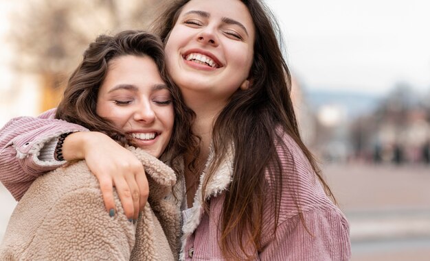 Cerrar mujeres divirtiéndose en la ciudad