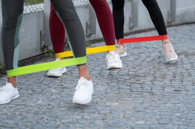 Cerrar mujeres entrenando con bandas elásticas