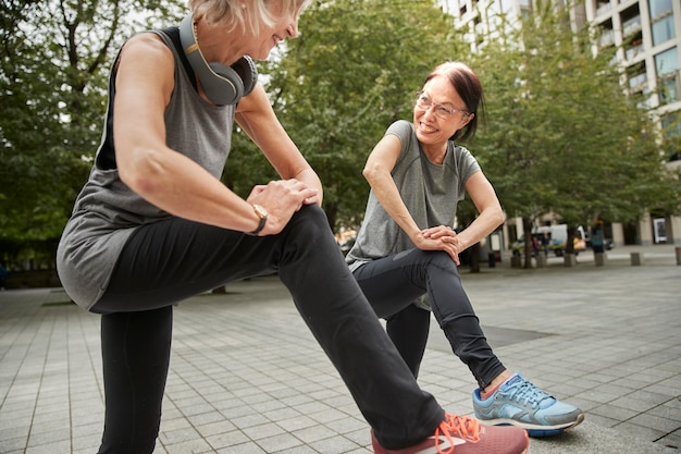 Foto gratuita cerrar mujeres entrenando juntas