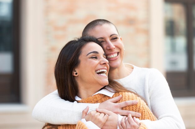 Cerrar mujeres felices al aire libre