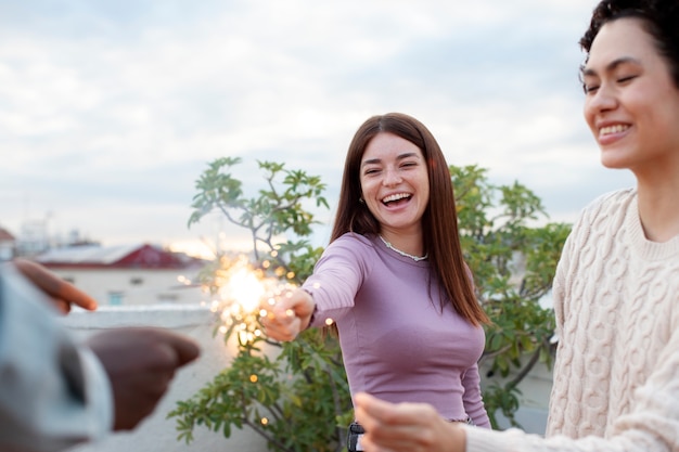 Cerrar mujeres con fuegos artificiales