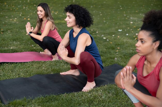 Cerrar mujeres haciendo deporte juntos