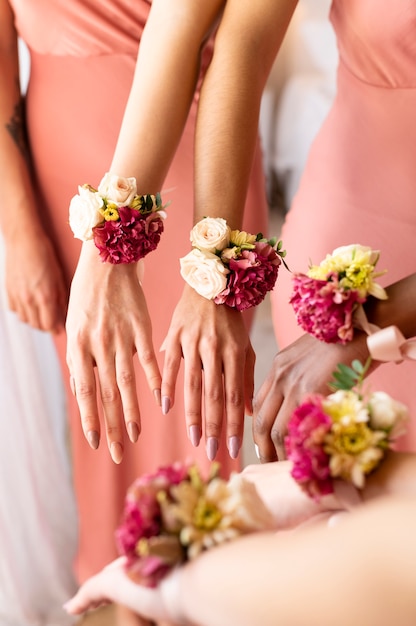 Foto gratuita cerrar mujeres con hermosas flores