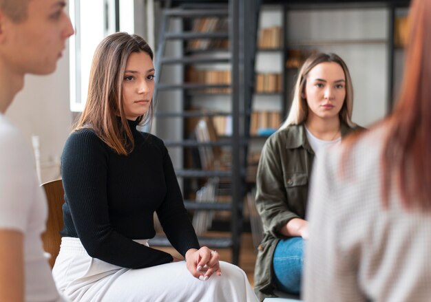 Cerrar mujeres y hombres tristes en terapia