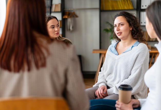 Cerrar mujeres en interiores en terapia