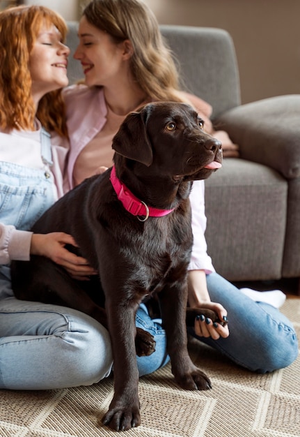 Cerrar mujeres con lindo perro