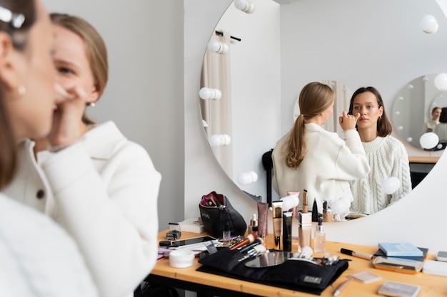 Foto gratuita cerrar mujeres con maquillaje