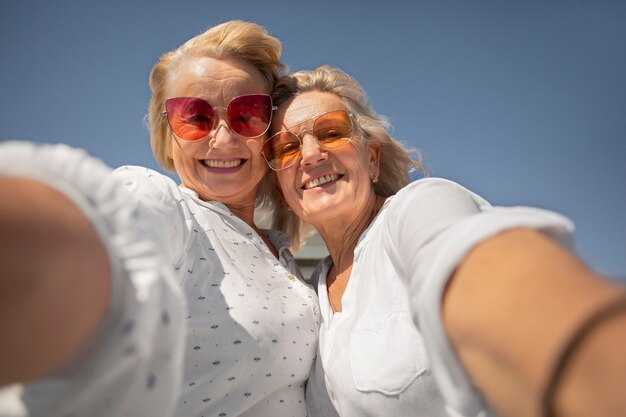 Cerrar mujeres mayores tomando selfie