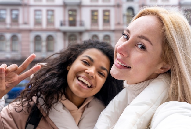 Foto gratuita cerrar mujeres posando juntos