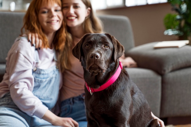 Cerrar mujeres posando con perro