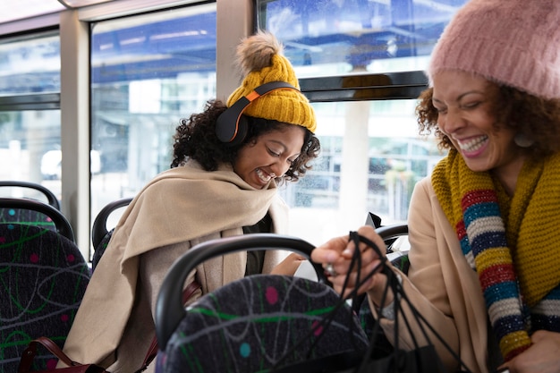 Foto gratuita cerrar las mujeres que viajan en autobús