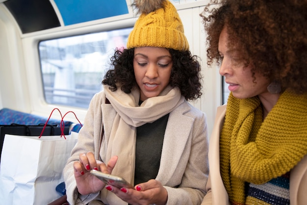 Cerrar mujeres con smartphone