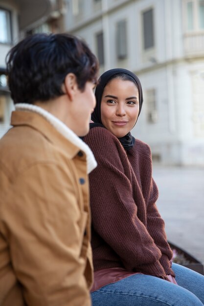 Cerrar mujeres sonrientes charlando