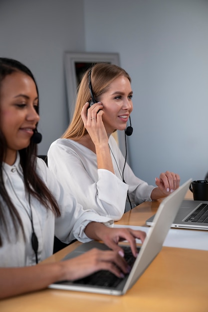 Cerrar mujeres sonrientes trabajando