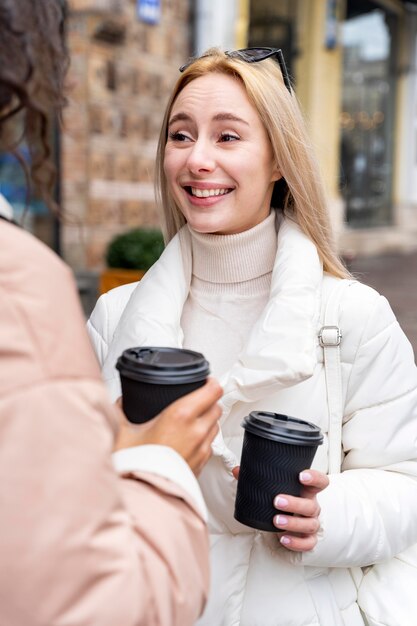 Cerrar mujeres con tazas de café