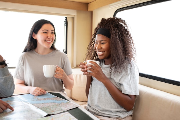 Foto gratuita cerrar mujeres con tazas