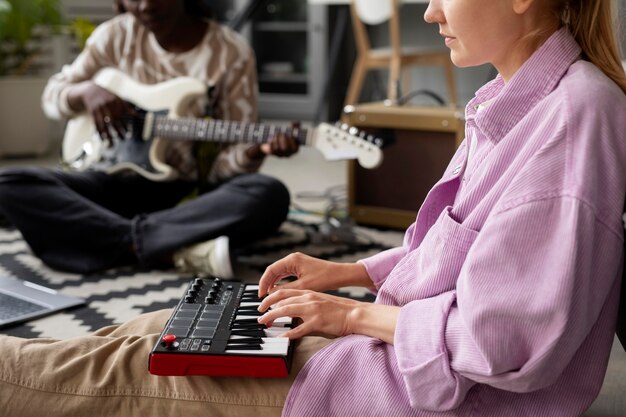 Cerrar mujeres tocando instrumentos