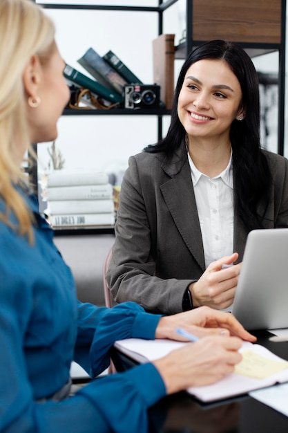 Foto gratuita cerrar mujeres trabajando con laptop