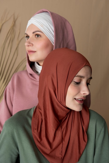 Foto gratuita cerrar mujeres vistiendo hijab