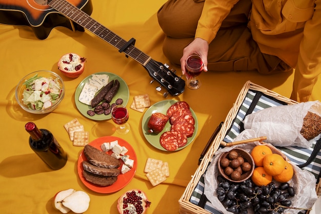 Foto gratuita cerrar músico en picnic con vino