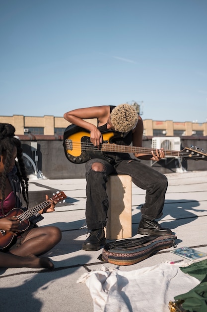 Foto gratuita cerrar músicos haciendo música