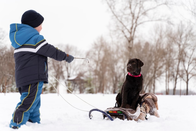 Foto gratuita cerrar n niño feliz jugando en la nieve.