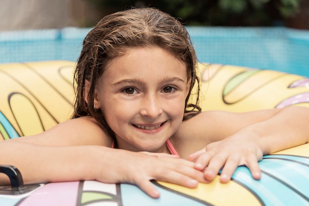 Foto gratuita cerrar niña feliz con línea de vida