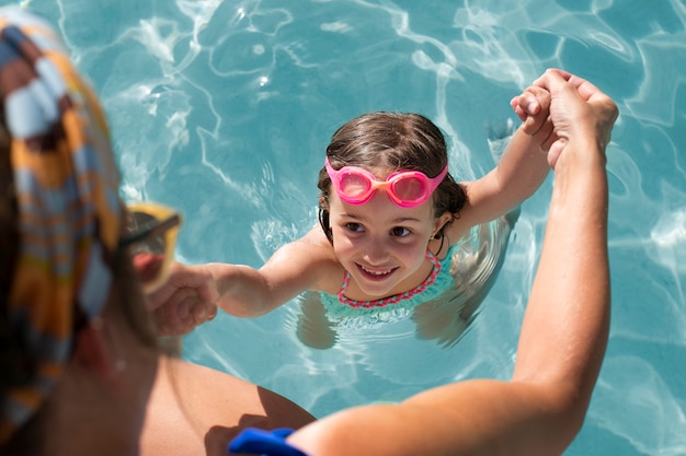 Cerrar niña con gafas rosa