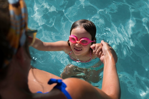 Foto gratuita cerrar niña con gafas