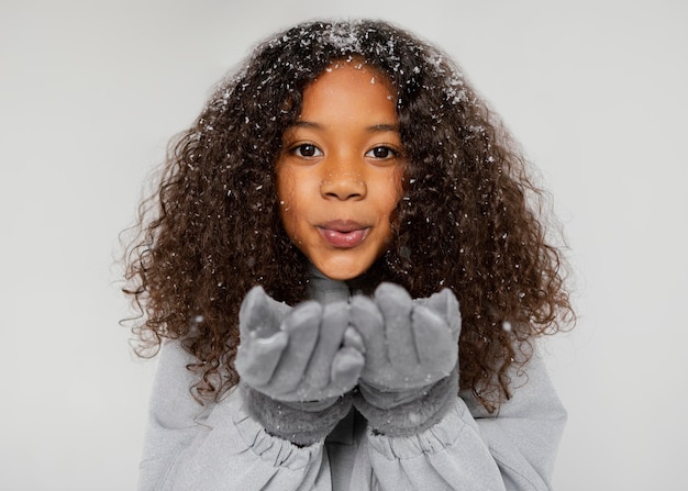 Cerrar niña con guantes