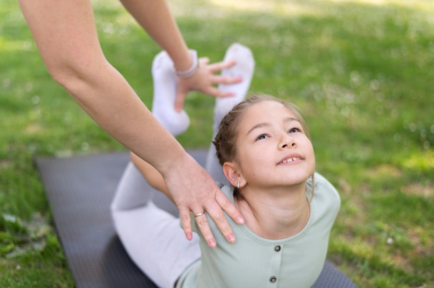 Cerrar niña haciendo ejercicio al aire libre