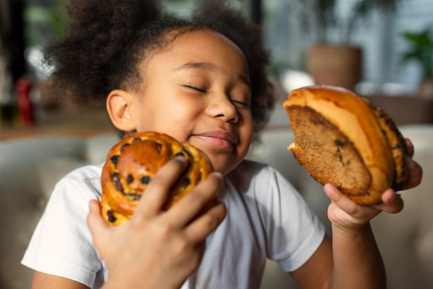 Cerrar niña con postre