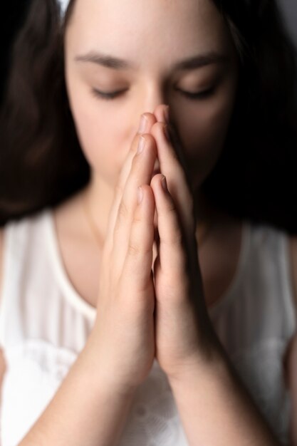 Cerrar niña rezando