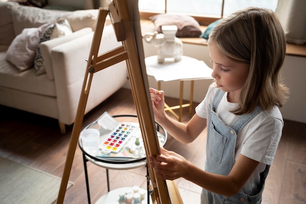 Cerrar niña siendo creativa en casa