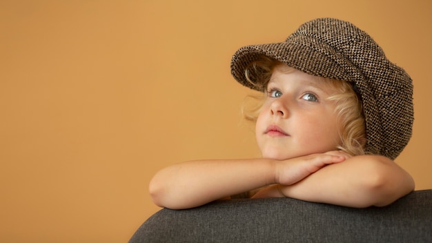 Foto gratuita cerrar niña con sombrero