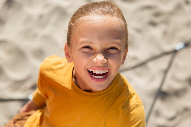 Cerrar niña sonriente al aire libre