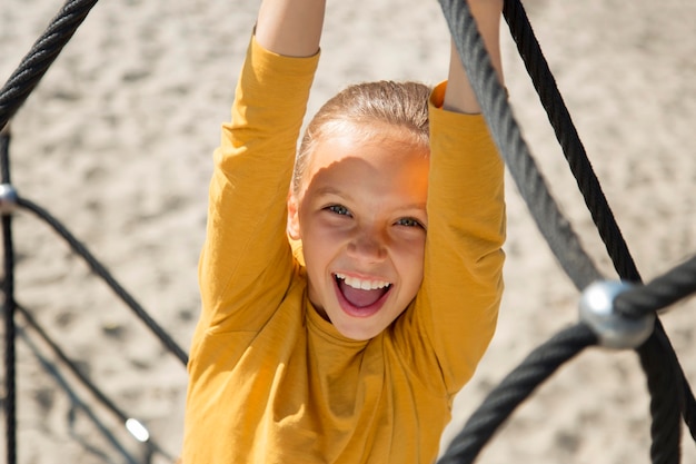 Cerrar niña sonriente cuerda de escalada