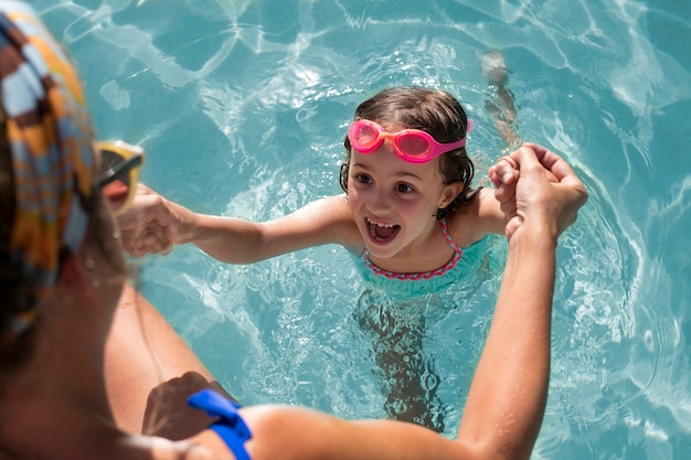 Cerrar niña sonriente con gafas rosa