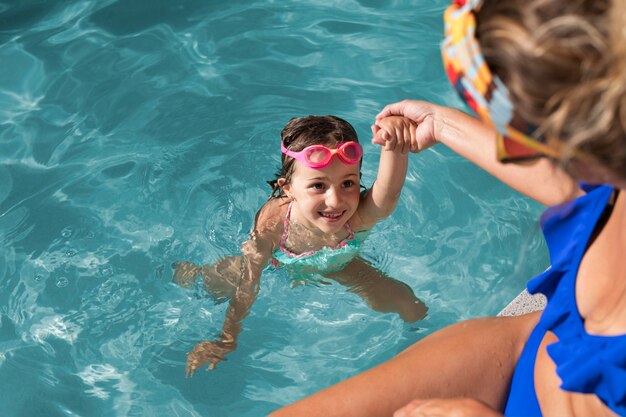 Cerrar niña sonriente con gafas