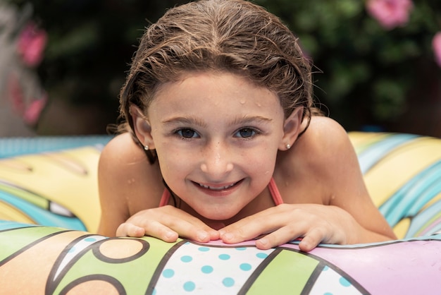 Cerrar niña sonriente con línea de vida