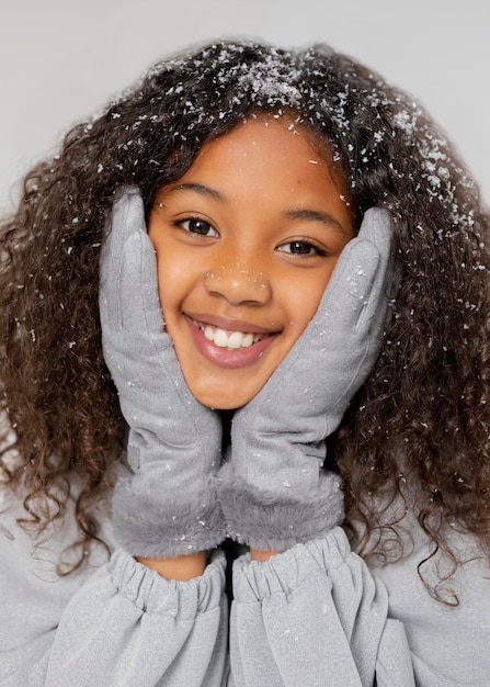 Foto gratuita cerrar niña sonriente con nieve