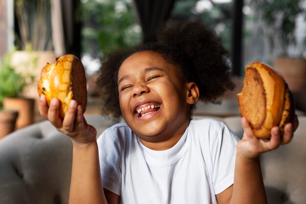 Cerrar niña sonriente con postre