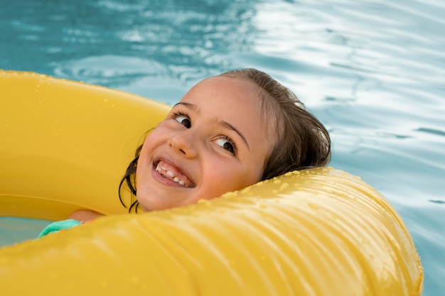 Cerrar niña sonriente con salvavidas