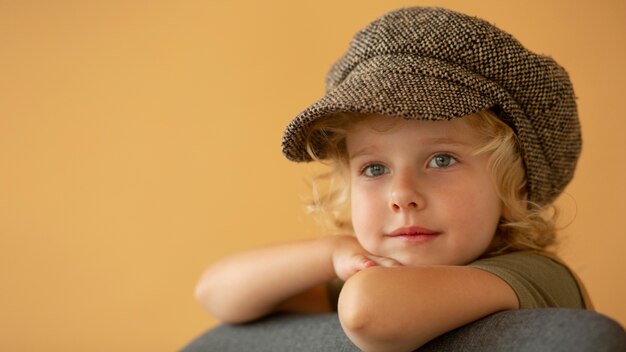 Cerrar niña sonriente con sombrero